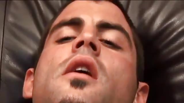 Un hombre musculoso se masturba para la cámara con un dildo Pichaloca