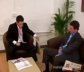 Baise intense entre businessmen