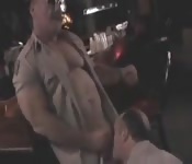 Policiers matures baisent près du bar