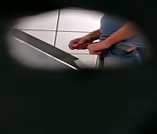 Una telecamera spia in un bagno pubblico