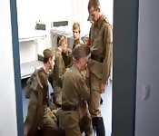 Soldats dans les baraques