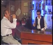 Barkeeper wird bezahlt