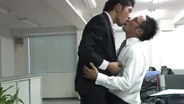 640px x 360px - Dirty Asian guy getting fucked in his office - Gayfuror.com